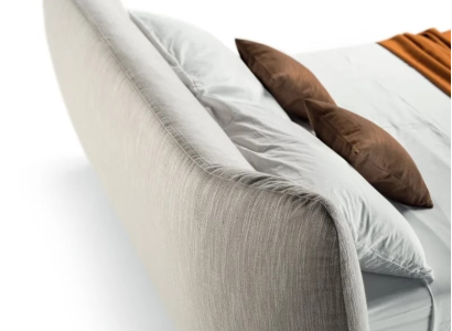 Moderne polstret seng i luksuriøs stil