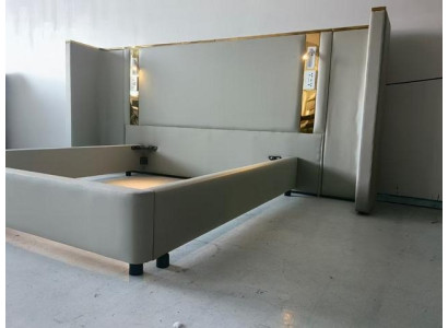 Luksuriøs design seng i beige med LED-belysning, gyldent ramme og moderne hovedgærde