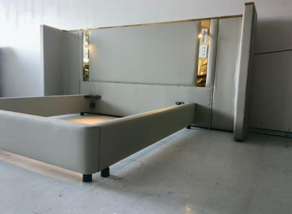 Luksuriøs design seng i beige med LED-belysning, gyldent ramme og moderne hovedgærde