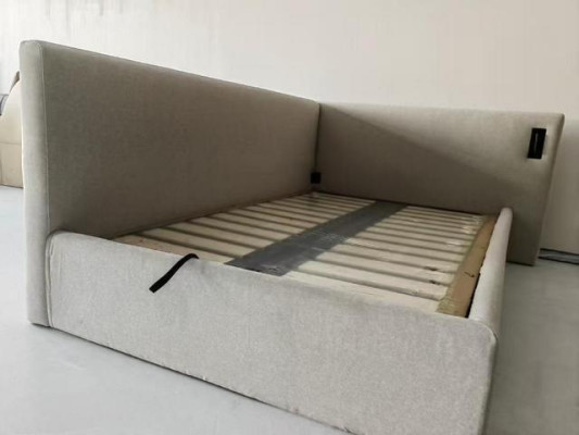 Beige polstret seng i moderne hotelstil med LED-belysning og luksuriøs hovedgærde