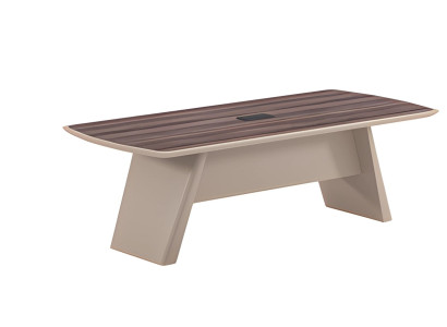 Beige skrivebord med træstruktur og moderne design til kontor og hjemmekontor