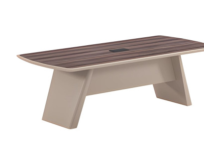 Beige skrivebord med træstruktur og moderne design til kontor og hjemmekontor