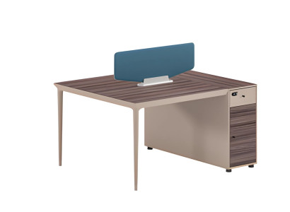 Skrivebord med skillepaneler i attraktive beige og brune farver med skuffer og blå lukning