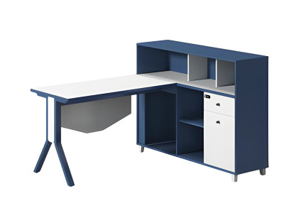 Blå og hvidt skrivebord med opbevaringsplads, åbne hylder og elegante ben