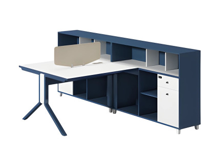 Moderne kontorensemble i blå og hvid med skillevæg og opbevaringsplads