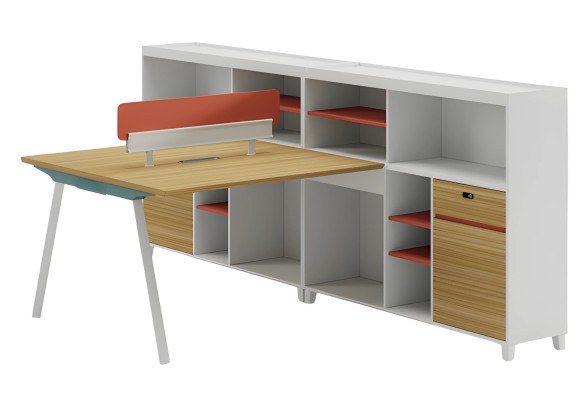 Moderne skrivebord med opbevaringsplads og orange hylde