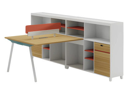 Moderne skrivebord med opbevaringsplads og orange hylde