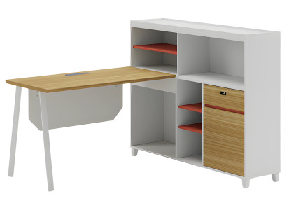 Moderne hjørnebord i naturligt hvidt træ med opbevaringsplads og orange hylder