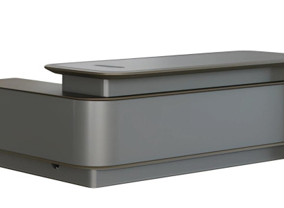 Moderne grå skrivebord med opbevaringsplads og kabelgennemføring