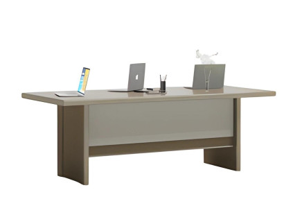 Elegant bord i beige og grå med stor arbejdsflade