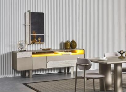 Elegant beige trækonsol med elegant spejl