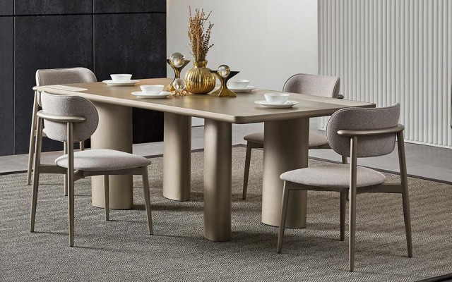 Elegant spisebord i beige med træben og 4 stofstole