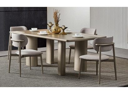 Elegant spisebord i beige med træben og 4 stofstole