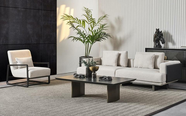 Elegant brun træ sofa med 3-personers sofa og lænestol