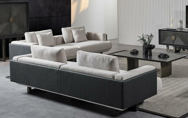 Møbelensemble i brunt stof med træbord og sofaer