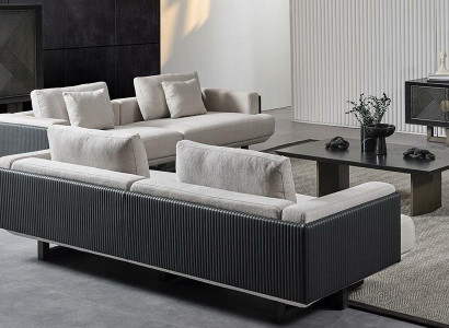 Møbelensemble i brunt stof med træbord og sofaer