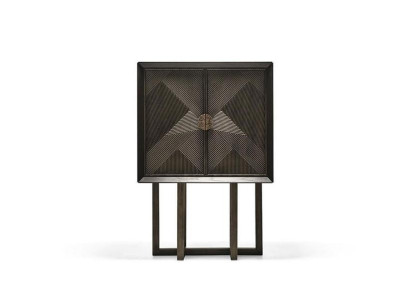 Elegant og stilfuld vitrineskab i brun træ til præsentation i stuen