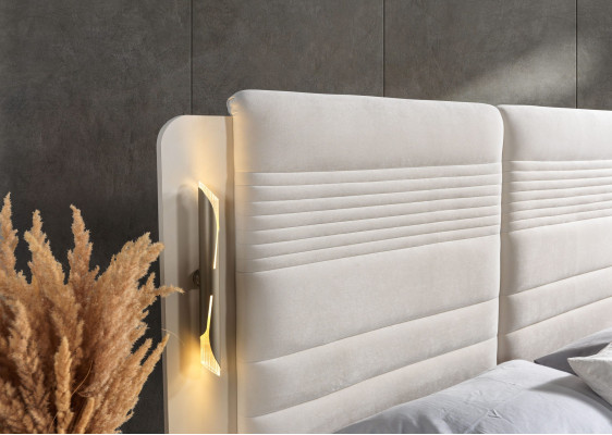 Elegant polstret seng med 3 natborde, sæt af 3 dele