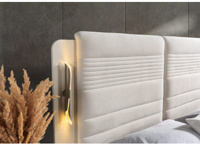 Elegant polstret seng med 3 natborde, sæt af 3 dele