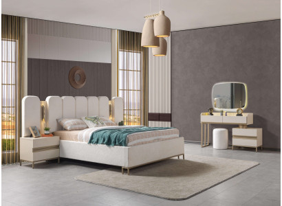 Komplet soveværelse ensemble med kommode, spejl, seng og natborde