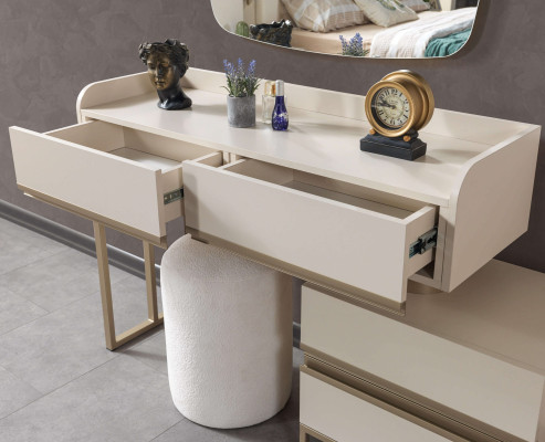 Moderne kosmetikbord med spejl