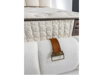 Elegant hvid seng med madras i moderne design