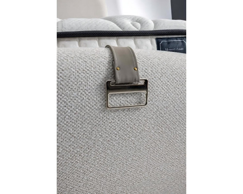 Hvid moderne seng med madras af tekstil og træ