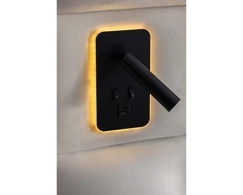 Elegant hvid seng med madras af tekstil og træ