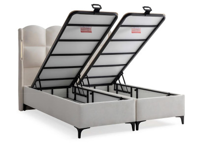 Elegant hvid seng med madras i moderne design