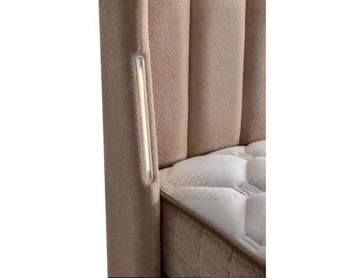 Elegant brunt seng med madras af tekstil og træ