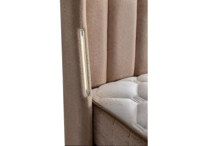 Elegant brunt seng med madras af tekstil og træ