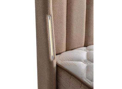 Elegant brunt seng med madras af tekstil og træ