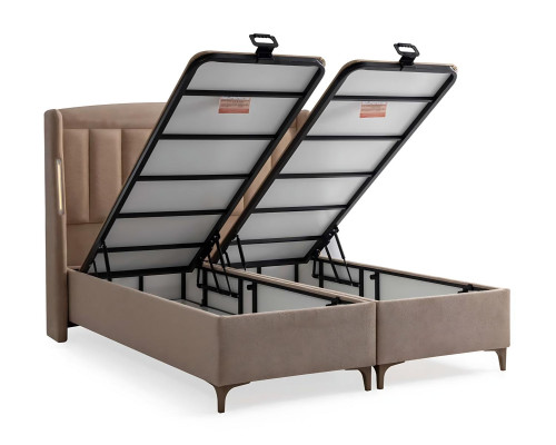 Elegant brunt seng med madras af tekstil og træ