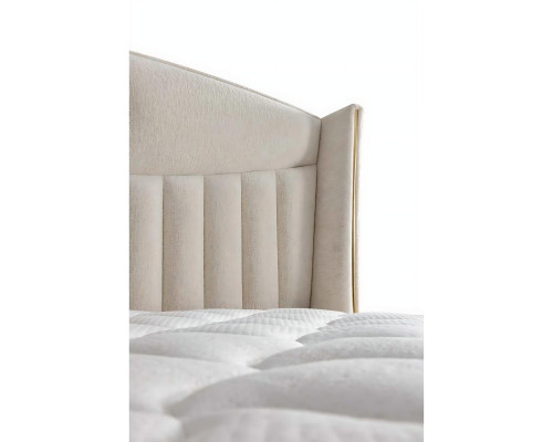 Elegant seng med madras i beige af tekstil og træ