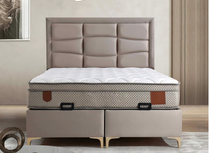 Elegant beige seng med tekstilmadras og træ