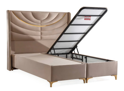 Elegant beige seng med tekstilmadras og træ