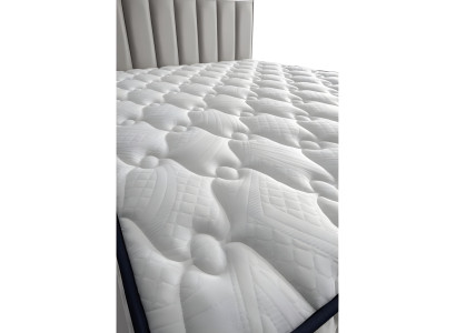 Moderne grå seng med tekstilmadras og træ