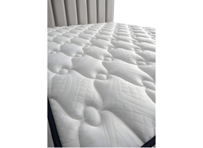 Moderne grå seng med tekstilmadras og træ