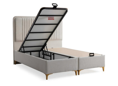 Elegant seng med madras i beige materiale og træ