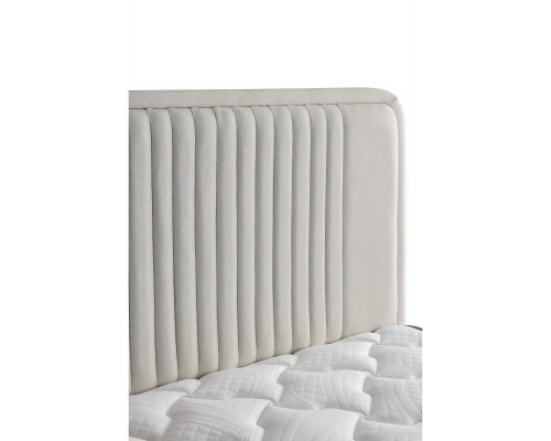 Elegant seng med madras i beige materiale og træ