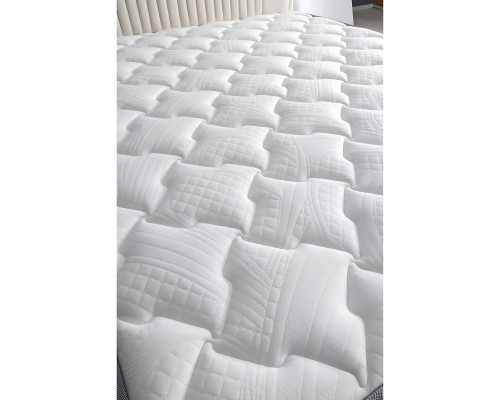 Elegant seng med madras i beige materiale og træ