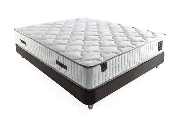 Elegant grå seng med tekstilmadras og træ