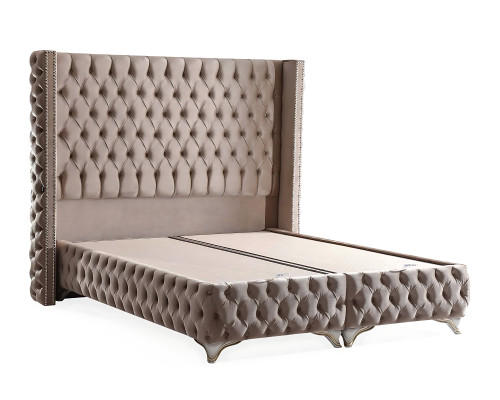 Elegant seng med madras i beige materiale