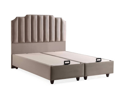 Elegant seng med madras i beige materiale