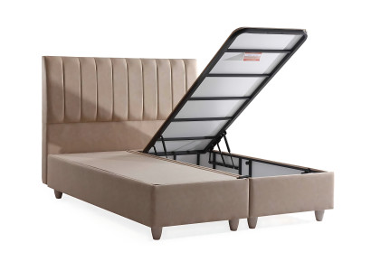 Seng i beige materiale med elegant madras