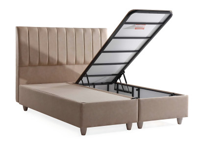 Seng i beige materiale med elegant madras