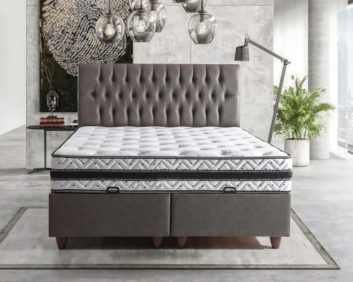 Den bløde profil af sengen med madras skaber en delikat atmosfære.