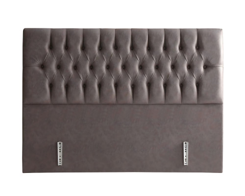 Den bløde profil af sengen med madras skaber en delikat atmosfære.