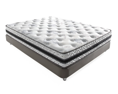 Den bløde profil af sengen med madras skaber en delikat atmosfære.