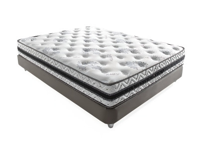 Den bløde profil af sengen med madras skaber en delikat atmosfære.